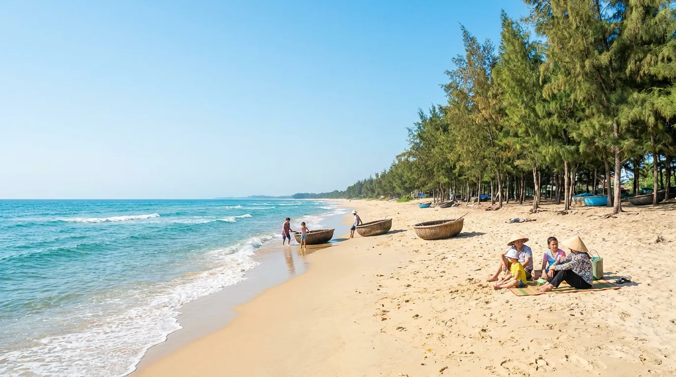 Bãi biển Bắc Trung Bộ trong xanh buổi sáng với bờ cát, hàng phi lao và người Việt dạo biển — ảnh minh họa
